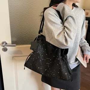 Sac fourre-tout noir à imprimé étoiles avec broderie et cordons sur les côtés