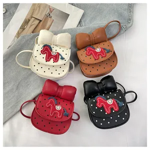 Vue détaillée des mini sacs selle avec broderie de cheval et nœuds en quatre couleurs