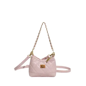 Mini sac bandoulière rose clair matelassé avec chaîne dorée et fermoir pivotant