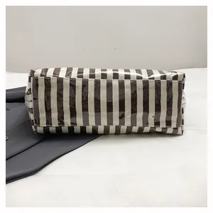 Gros plan du fond du sac cabas rayé imperméable avec des motifs verticaux marron et blanc