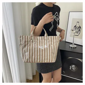 Sac fourre-tout à rayures avec revêtement PVC transparent dans un décor élégant