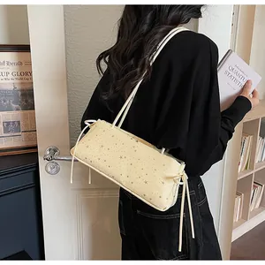 Gros plan du sac sous l'aisselle à motifs d'étoiles avec cordon de serrage latéral
