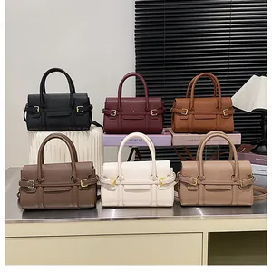 Détail d'une collection de sacs à main en cuir grainé proposés en six couleurs élégantes