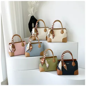 Détail de la texture tissée et du patchwork en cuir marron sur divers sacs à main