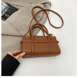 Sac à main en cuir marron à motif litchi avec accessoires dorés et bandoulière amovible