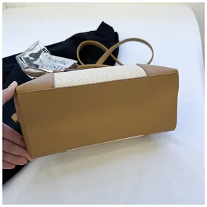 Coutures détaillées et texture des empiècements en toile et cuir du sac à main