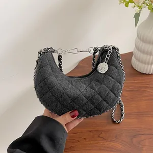 Damen Gesteppte Denim Mondtasche Metallkette Rose Anhänger Denim Hobo Schultertasche Casual Crossbody Tasche Klein Groß