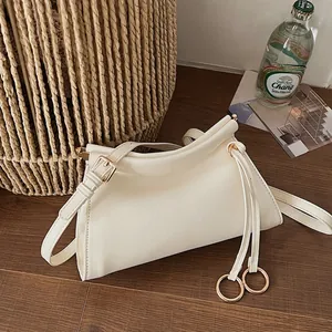 Sac à Épaule Plissé en Cuir PU Vintage pour Femmes Élégant Sac Bandoulière Sac à Main Avec Décoration Anneau en Métal Doré