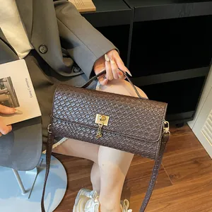 Borsa a tracolla marrone scuro con trama a coccodrillo e fibbia dorata da donna