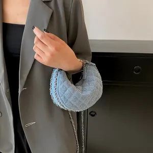Schicke gesteppte Denim-Mondtasche mit Silberkettenbesatz und Umhängeriemen