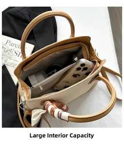 Détail du sac à main tissé beige à grande capacité avec poignées en cuir et foulard