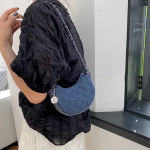 Blaue Jeans-Halbmond-Kettentasche mit Rautensteppung und Kamelienanhänger