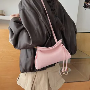 Sac bandoulière minimaliste en cuir PU rose pour femme avec cordon de serrage et anneaux d'or