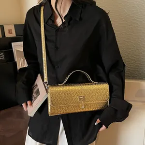 Elegante borsa a mano dorata con trama intrecciata, finitura metallica e manico superiore