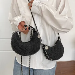 Schwarze sichelförmige Umhängetaschen mit Rautensteppung und Metallkettenriemen für Damen