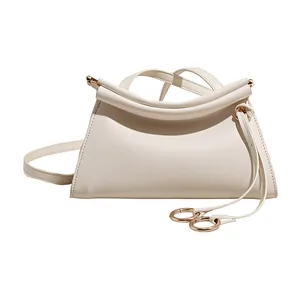 Sac à main en cuir blanc crème avec anneau doré et bandoulière réglable pour femme