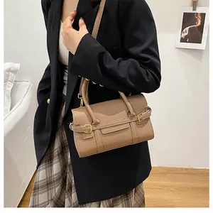 Détail du sac à main en cuir grainé kaki avec boucle en métal doré et bandoulière réglable