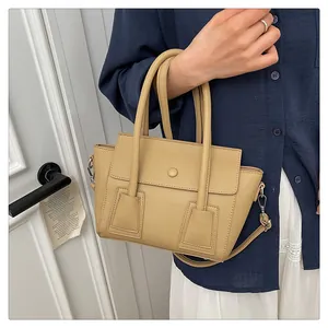 Gros plan du sac à main en cuir grainé kaki avec rabat enveloppe et double poignée