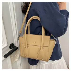 Vue détaillée du sac bandoulière jaune gingembre avec texture grainée et bandoulière