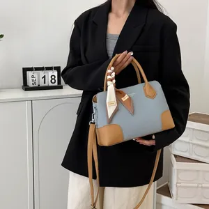 Sac à main chic bleu et marron avec foulard contrasté et bandoulière de mode