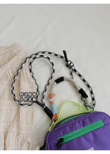 Dettaglio borsa Boston in nylon impermeabile con tracolla in corda intrecciata colorata