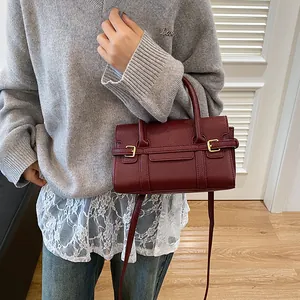 Sac à main vintage bordeaux en cuir à motif litchi avec boucle dorée élégante