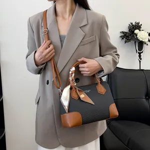 Sac à main chic gris foncé motif fibre de carbone avec lanières en cuir et foulard déco