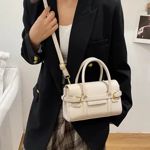 Sac à main chic en cuir beige avec boucles dorées et bandoulière réglable pratique