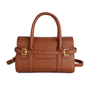 Sac à main en cuir marron grainé avec boucles dorées et bandoulière amovible