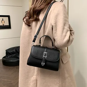 Sac à main noir en similicuir grainé avec boucle argentée et bandoulière réglable