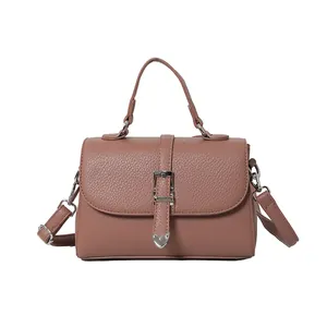 Sac à main en cuir rose poudré avec texture litchi, boucle cœur et bandoulière réglable