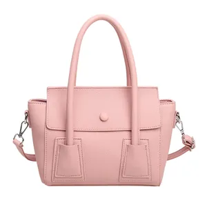Sac à main rose pâle en cuir grainé avec poignées et bandoulière réglable