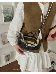 Dettaglio borsa Boston con tracolla in corda intrecciata e rifiniture a contrasto