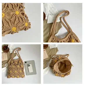 Details der handgehäkelten Sonnenblumen-Tasche mit Hohlstrick-Textur und Innenfutter