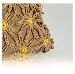 Detail der handgefertigten Häkel-Einkaufstasche mit Strickmuster und Baumwollfutter