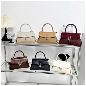 Plusieurs couleurs de sacs à main en cuir exposés sur une étagère avec fermoir