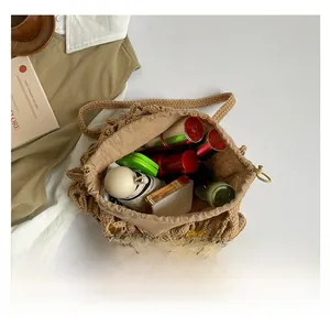 Draufsicht der gewebten Strandtasche mit geräumigem Innenraum für Kosmetik und Schirm