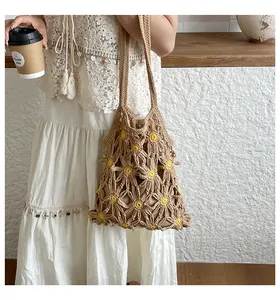 Detailansicht der handgefertigten Häkeltasche mit 3D-Gänseblümchen und Baumwollfutter