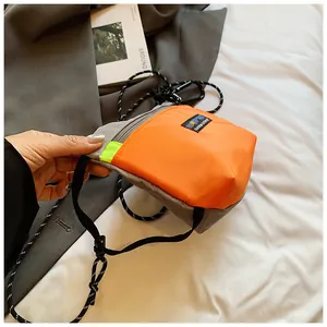 Nahaufnahme der Kontrast-Umhängetasche aus Nylon mit Berglego und verstellbarem Seil