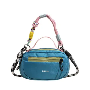 Borsa sportiva Boston blu con manici intrecciati colorati e logo LIUUU