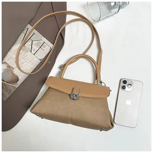 Détail du sac à main en sergé kaki avec bandoulière en cuir et boucle argentée