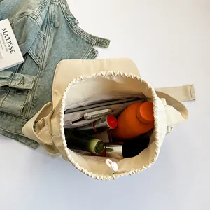 Makroansicht der beigen Ledertasche mit großem Fassungsvermögen für Alltagsgegenstände