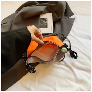 Schicke Mehrfarbige Umhängetasche mit geflochtenem Riemen und wasserdichtem Nylon
