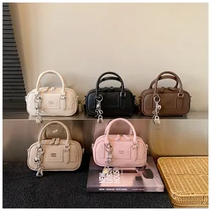 Sacs Boston en cuir à motif litchi en cinq couleurs avec breloques et bandoulières