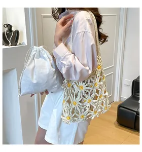 Detail der Häkel-Tasche mit 3D-Gänseblümchen und praktischem Kordelzug-Innentäschchen