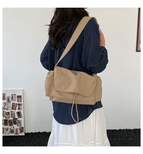 Detailansicht der khakifarbenen Kuriertasche mit Kordelzug und praktischer Seitentasche