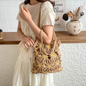 Böhmische Häkel-Einkaufstasche in Khaki mit gelben Gänseblümchen für den Strandurlaub