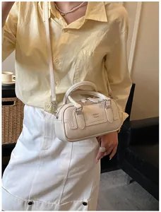 Détail du sac à main blanc cassé grainé avec logo COIN 2DN et double fermeture éclair