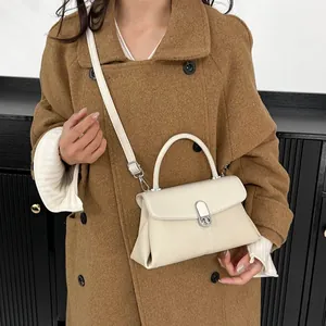 Élégant sac à main en cuir blanc crème avec fermoir argenté et bandoulière réglable femme