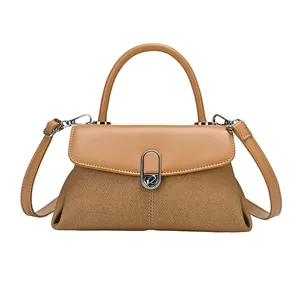 Sac à main bandoulière classique marron texturé avec boucle argentée élégante